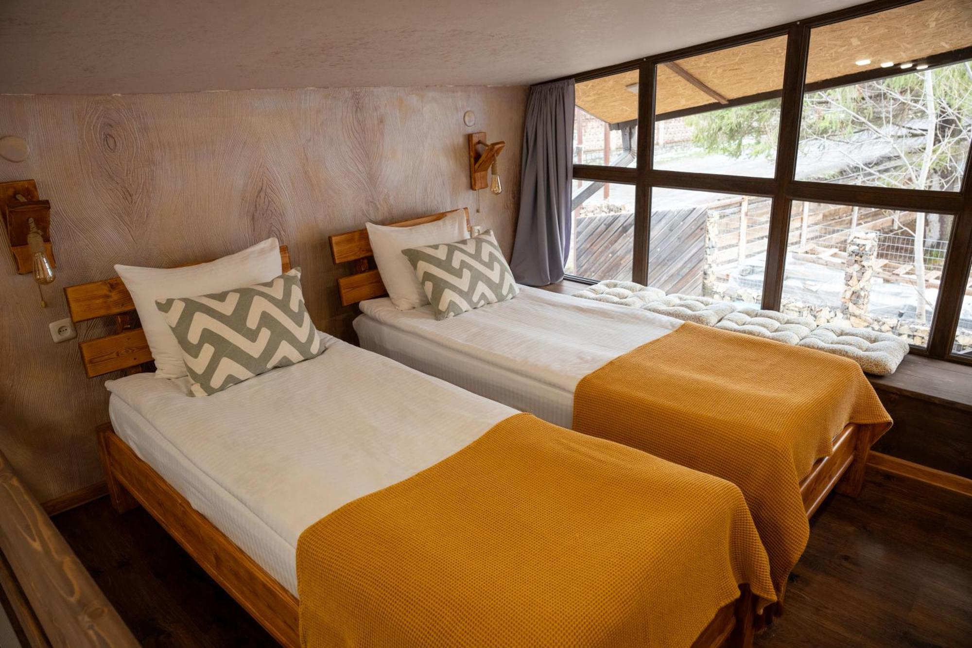 Ecolife Lodge Hotel & Restaurant สเตปานาวาน ภายนอก รูปภาพ